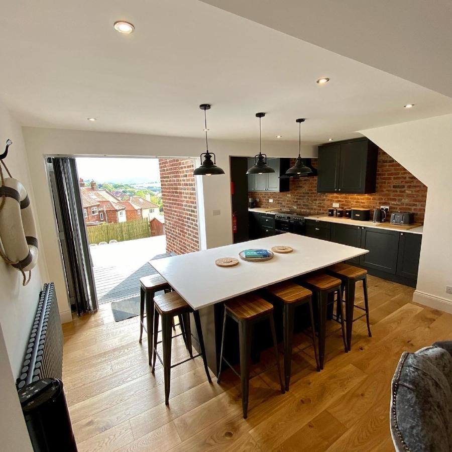 Aboos - Luxury Renovated With Parking Holiday home Whitby